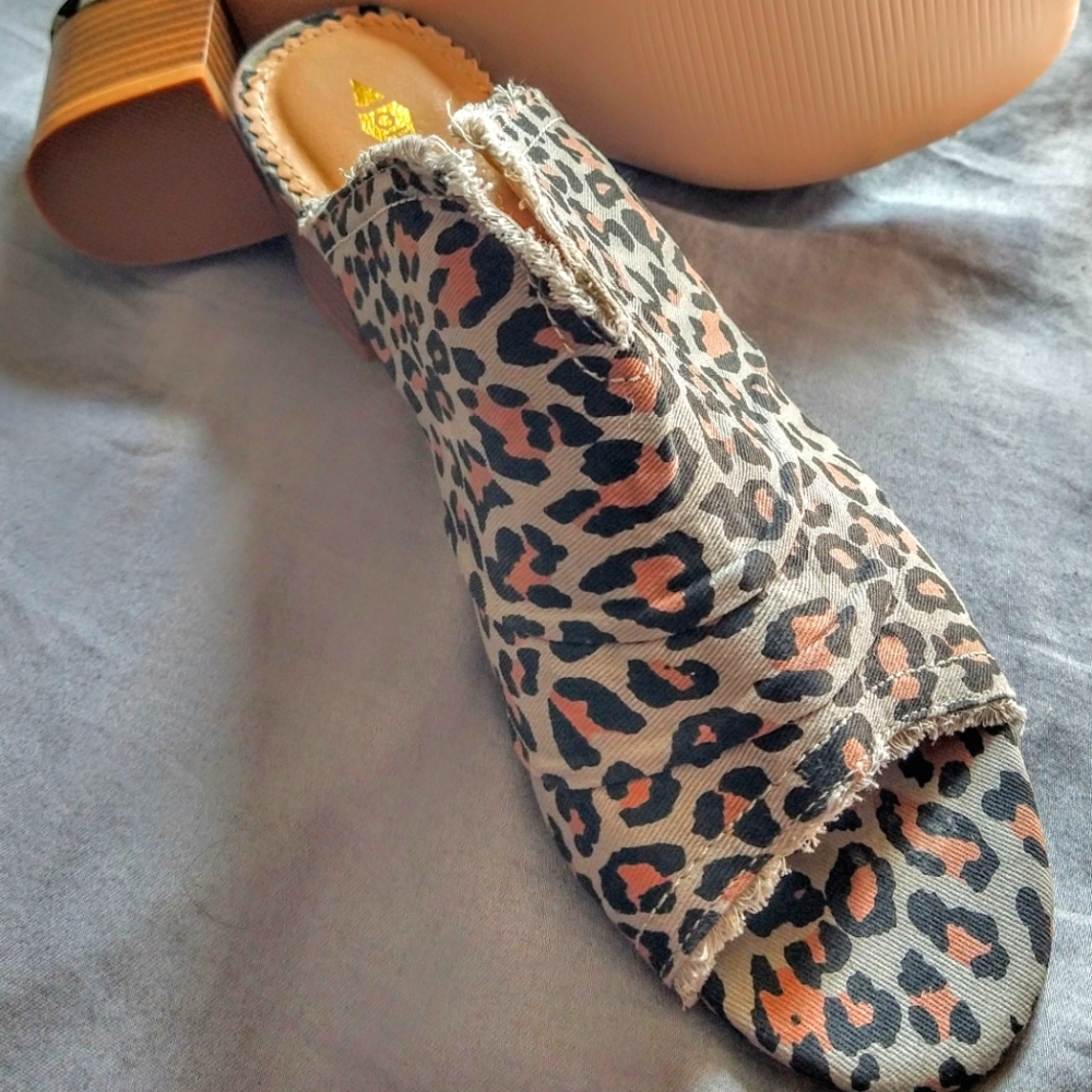 Leopard slides size 8 1/2